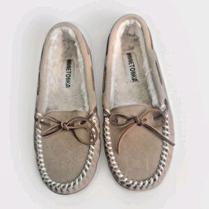Minnetonka Women's Cally Suede Moccasin Slippers Size 7 Tan Faux Fur Lined Hard